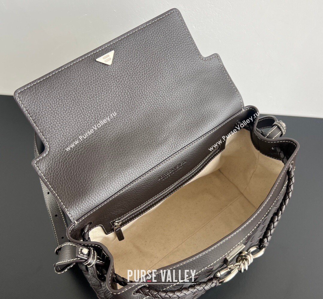 Bottega Veneta Mens Small Andiamo Messenger Bag in Intrecciato Grained Leather Fondant Brown 2026 815781 (WT-260401030)
