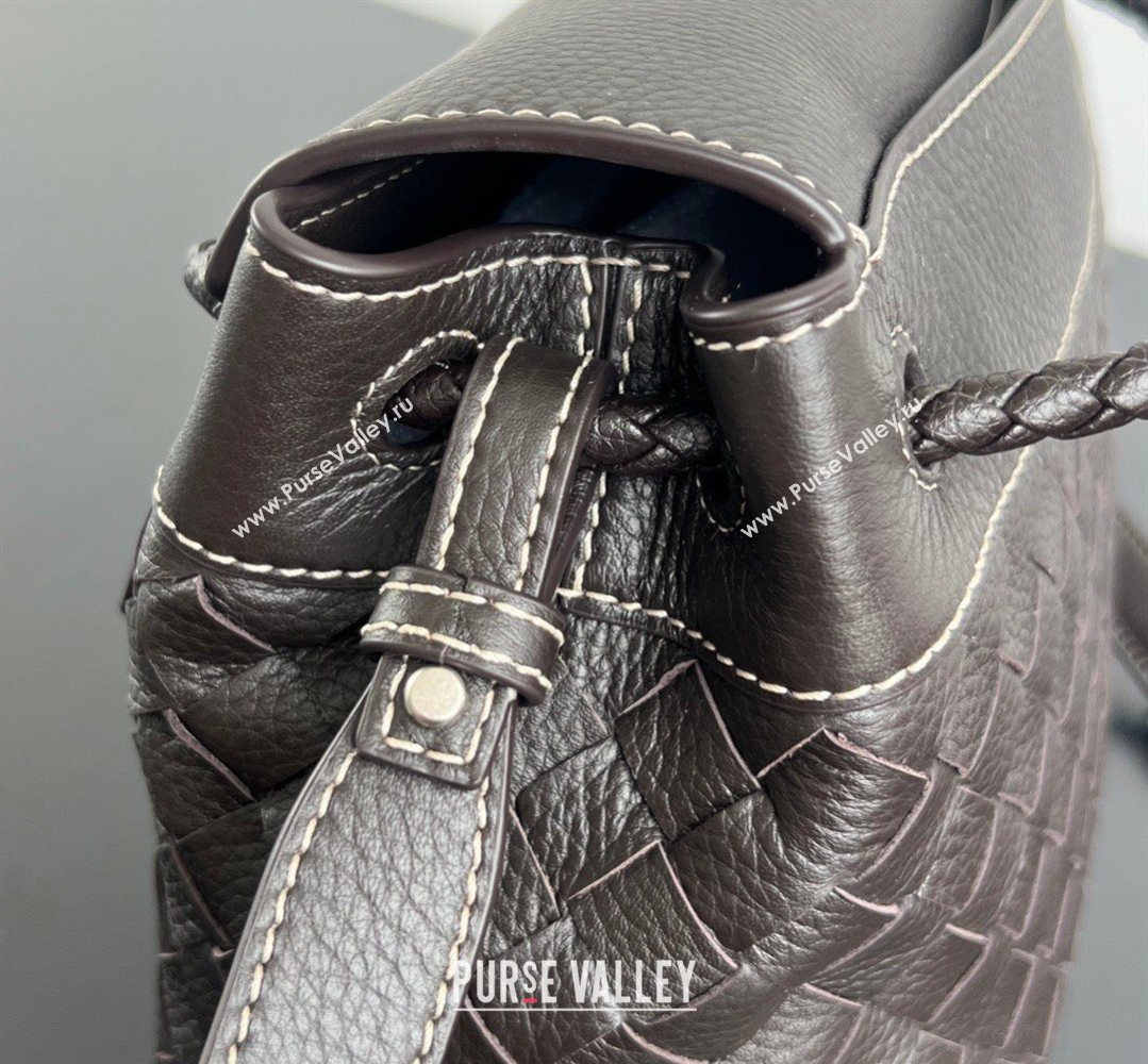 Bottega Veneta Mens Small Andiamo Messenger Bag in Intrecciato Grained Leather Fondant Brown 2026 815781 (WT-260401030)