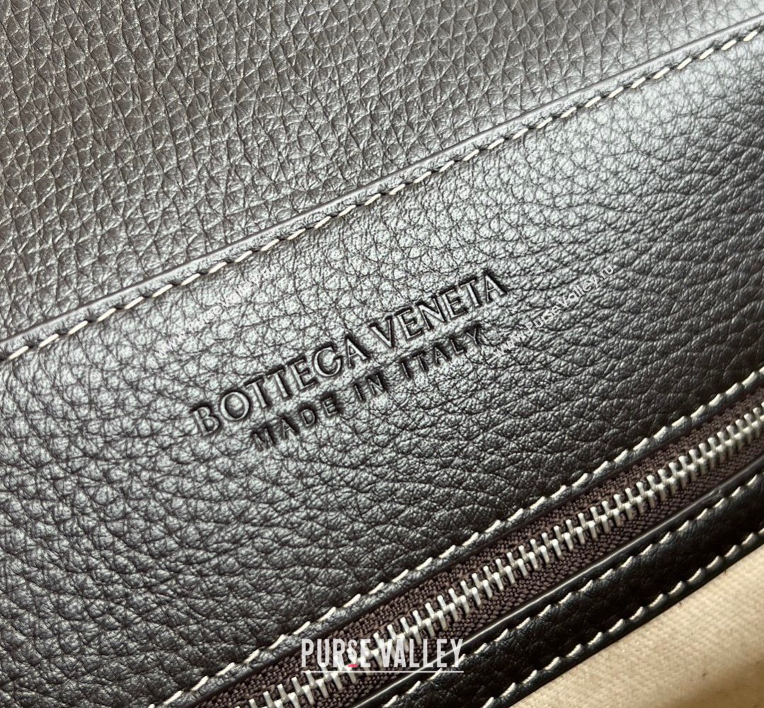 Bottega Veneta Mens Small Andiamo Messenger Bag in Intrecciato Grained Leather Fondant Brown 2026 815781 (WT-260401030)