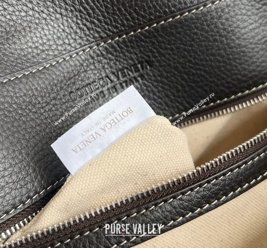 Bottega Veneta Mens Small Andiamo Messenger Bag in Intrecciato Grained Leather Fondant Brown 2026 815781 (WT-260401030)