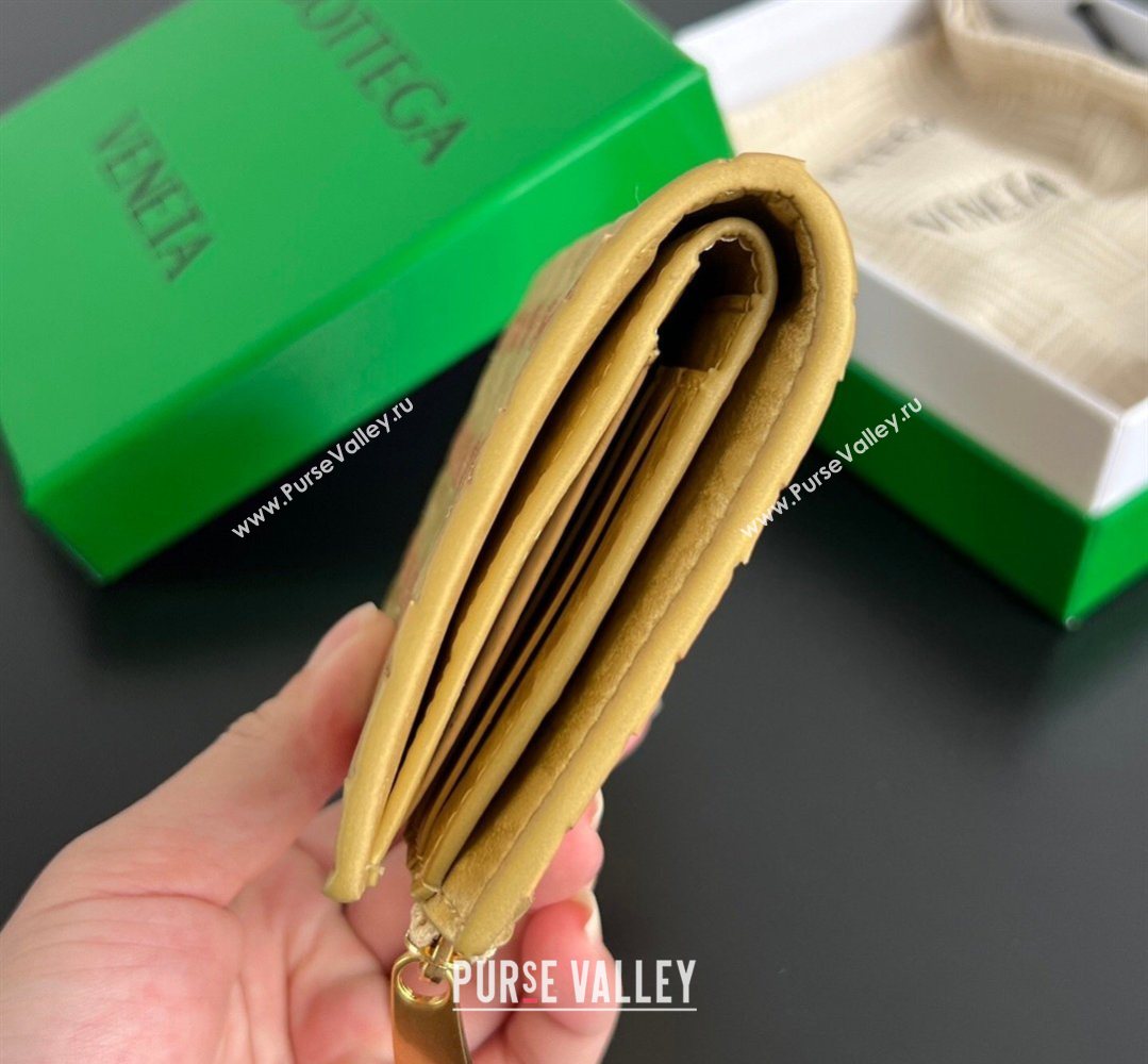 Bottega Veneta Medium Bi-Fold Wallet in Intrecciato Leather Frog Gold 2026 667468 (WT-260401037)