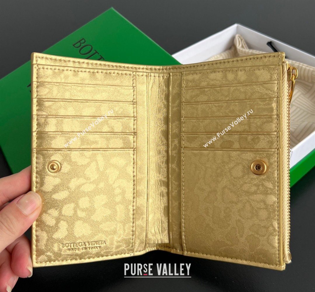 Bottega Veneta Medium Bi-Fold Wallet in Intrecciato Leather Frog Gold 2026 667468 (WT-260401037)