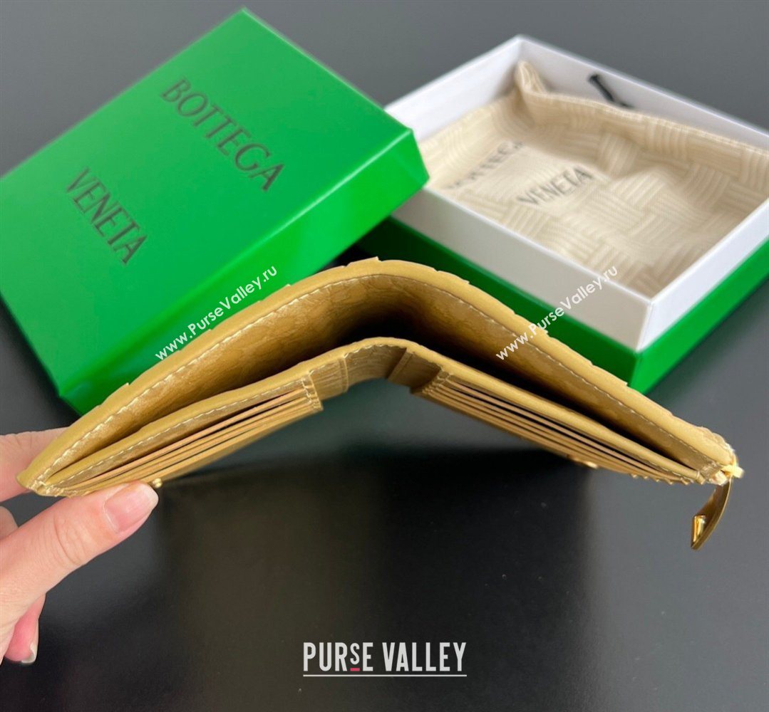 Bottega Veneta Medium Bi-Fold Wallet in Intrecciato Leather Frog Gold 2026 667468 (WT-260401037)