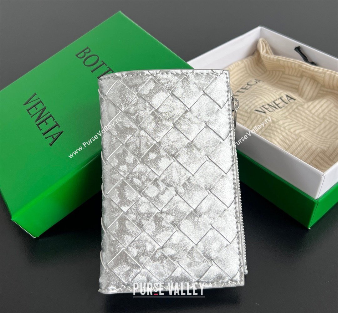 Bottega Veneta Medium Bi-Fold Wallet in Intrecciato Leather Frog Silver 2026 667468 (WT-260401038)