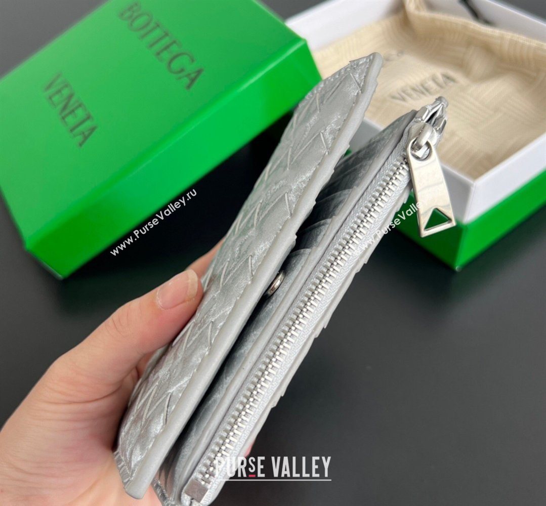 Bottega Veneta Medium Bi-Fold Wallet in Intrecciato Leather Frog Silver 2026 667468 (WT-260401038)
