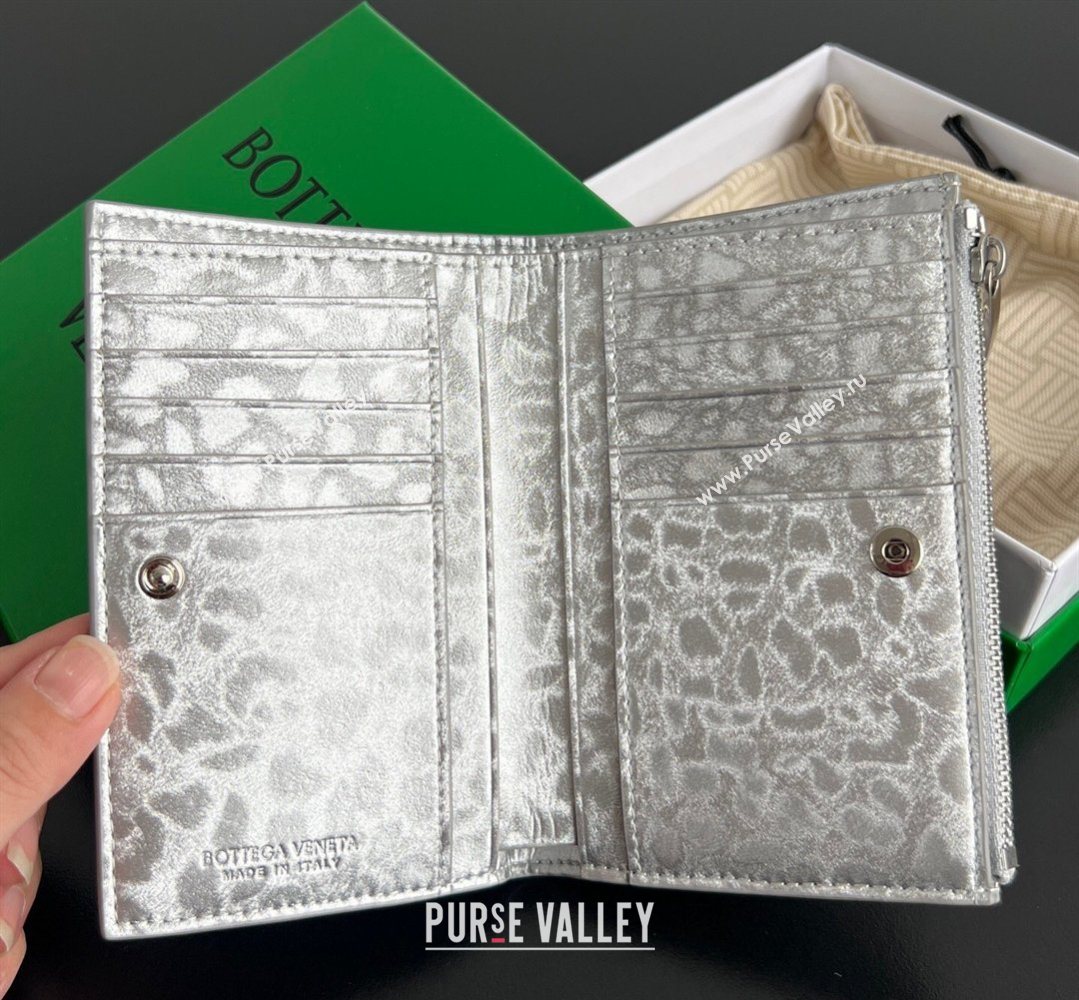 Bottega Veneta Medium Bi-Fold Wallet in Intrecciato Leather Frog Silver 2026 667468 (WT-260401038)