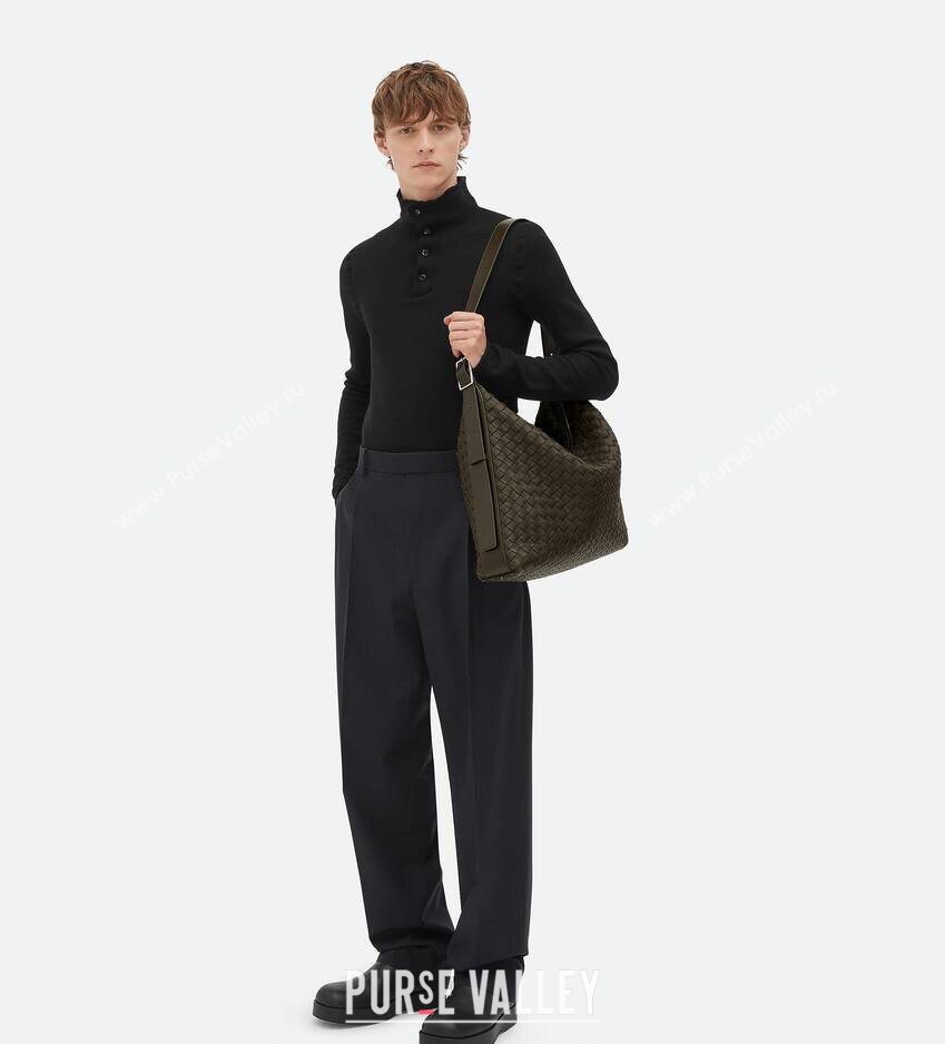 Bottega Veneta Mens Traveler Hobo Bag in Intrecciato Grained Leather Dark Khaki Green 2026 806974 (WT-260401058)