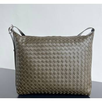 Bottega Veneta Mens Traveler Hobo Bag in Intrecciato Grained Leather Dark Khaki Green 2026 806974 (WT-260401058)