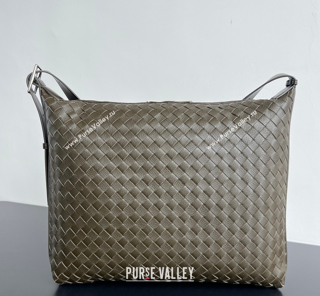 Bottega Veneta Mens Traveler Hobo Bag in Intrecciato Grained Leather Dark Khaki Green 2026 806974 (WT-260401058)