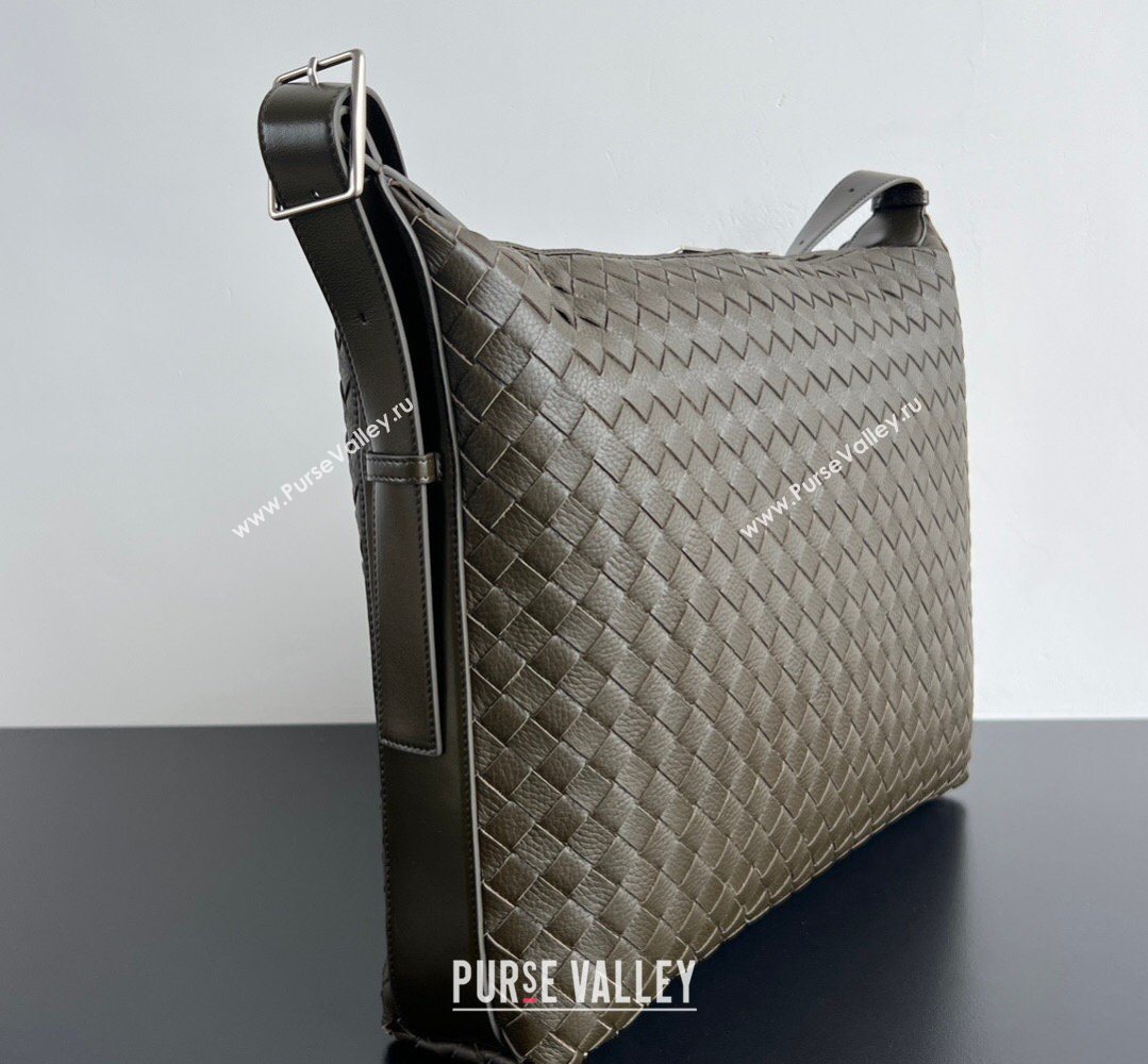Bottega Veneta Mens Traveler Hobo Bag in Intrecciato Grained Leather Dark Khaki Green 2026 806974 (WT-260401058)