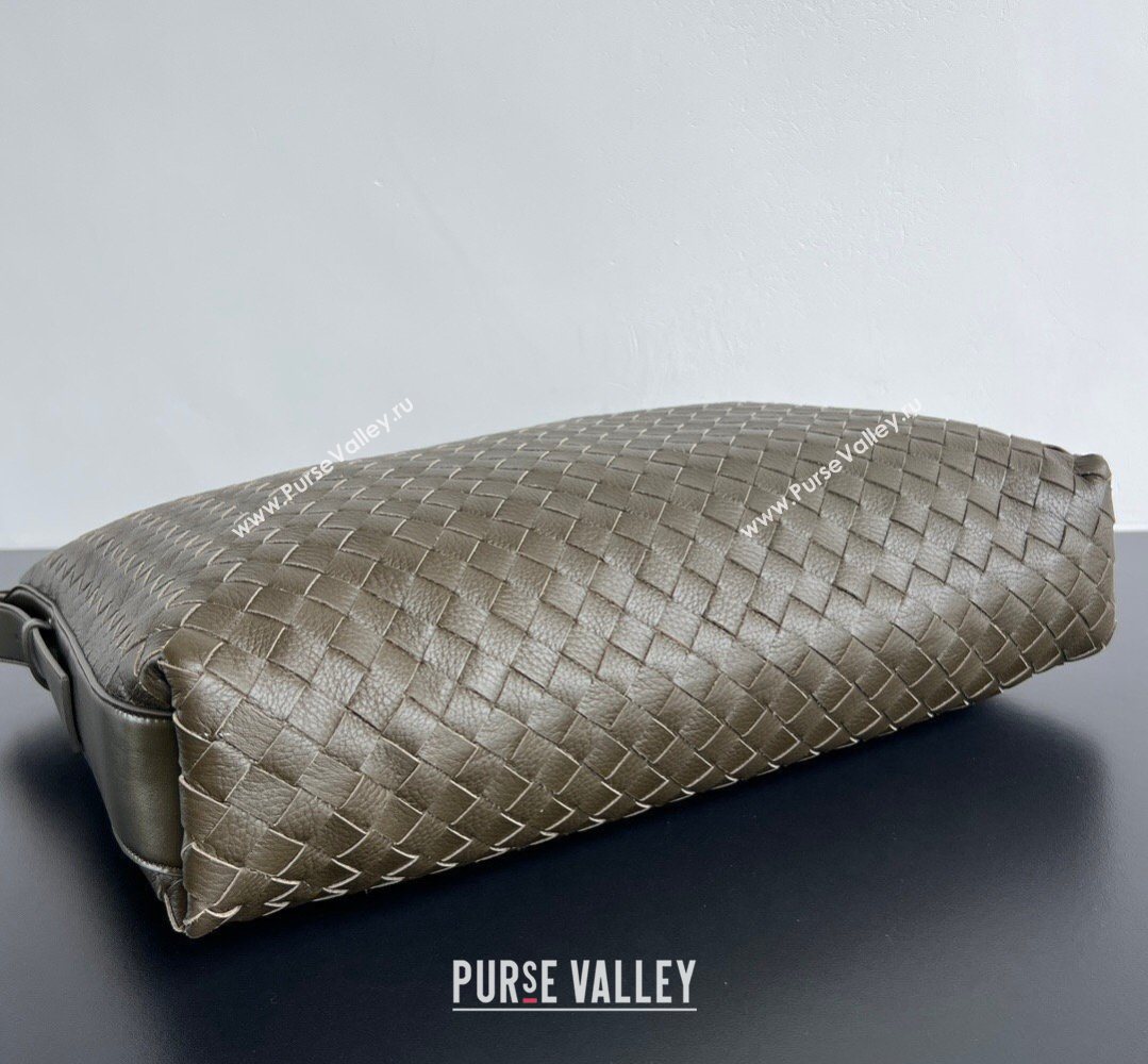 Bottega Veneta Mens Traveler Hobo Bag in Intrecciato Grained Leather Dark Khaki Green 2026 806974 (WT-260401058)