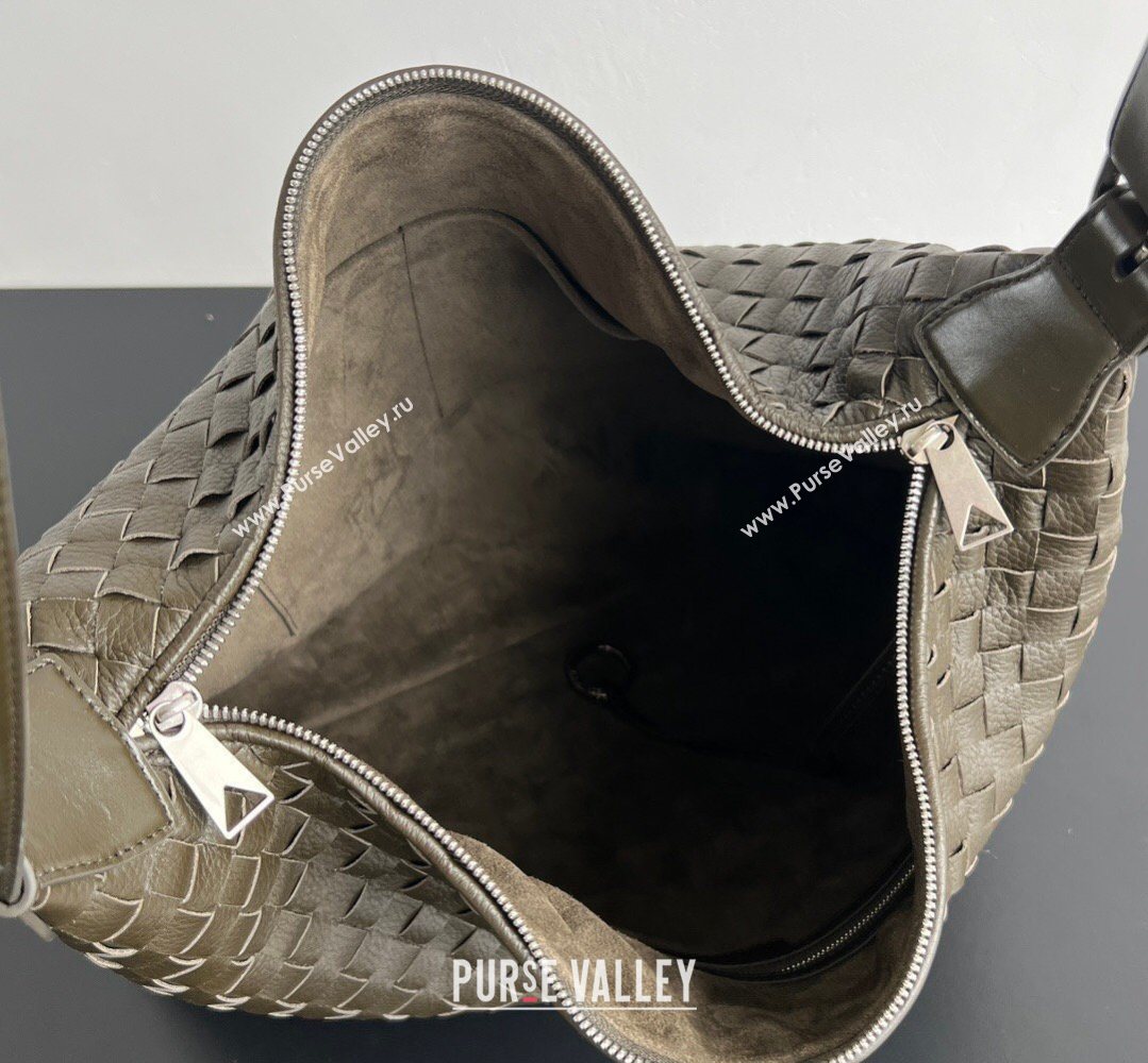 Bottega Veneta Mens Traveler Hobo Bag in Intrecciato Grained Leather Dark Khaki Green 2026 806974 (WT-260401058)