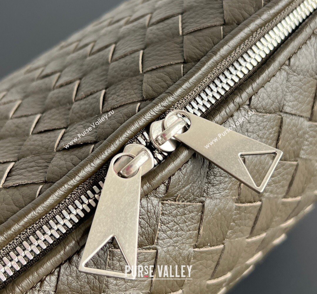 Bottega Veneta Mens Traveler Hobo Bag in Intrecciato Grained Leather Dark Khaki Green 2026 806974 (WT-260401058)