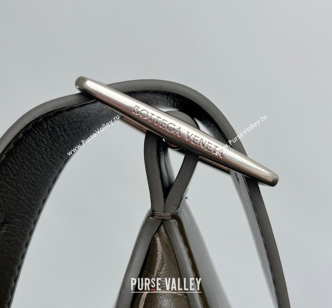 Bottega Veneta Mens Traveler Hobo Bag in Intrecciato Grained Leather Dark Khaki Green 2026 806974 (WT-260401058)