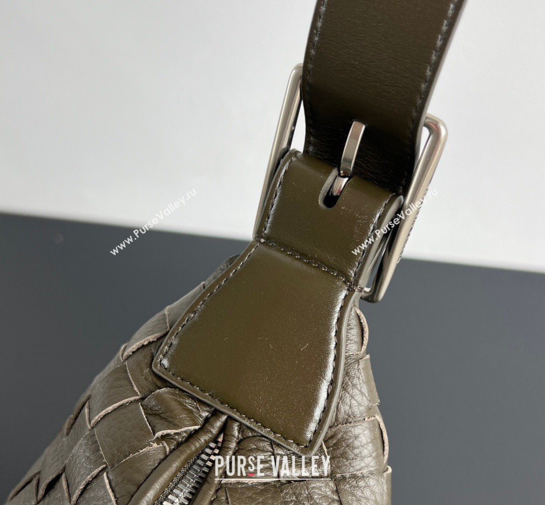 Bottega Veneta Mens Traveler Hobo Bag in Intrecciato Grained Leather Dark Khaki Green 2026 806974 (WT-260401058)