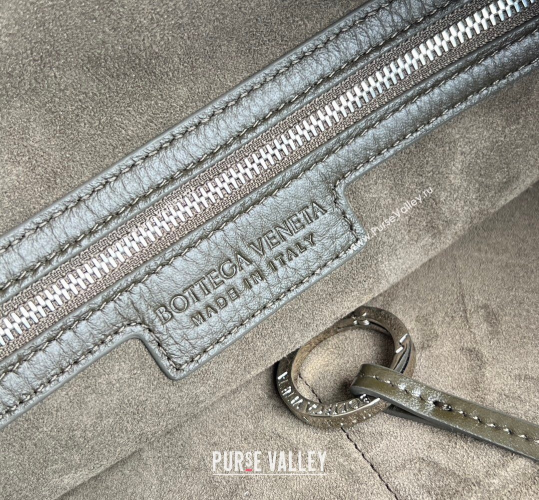 Bottega Veneta Mens Traveler Hobo Bag in Intrecciato Grained Leather Dark Khaki Green 2026 806974 (WT-260401058)