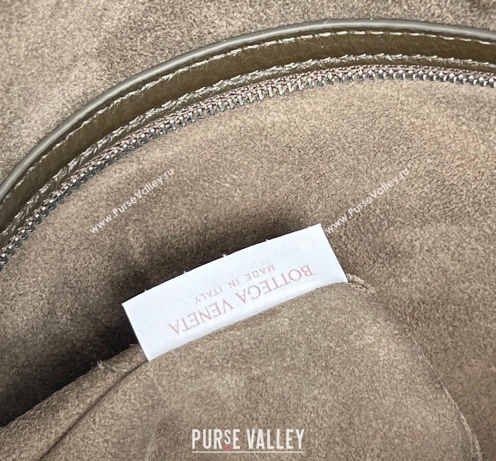 Bottega Veneta Mens Traveler Hobo Bag in Intrecciato Grained Leather Dark Khaki Green 2026 806974 (WT-260401058)