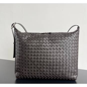 Bottega Veneta Mens Traveler Hobo Bag in Intrecciato Grained Leather Fondant Brown 2026 806974 (WT-260401059)