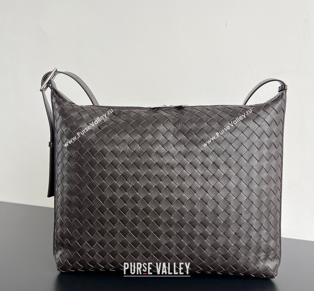 Bottega Veneta Mens Traveler Hobo Bag in Intrecciato Grained Leather Fondant Brown 2026 806974 (WT-260401059)