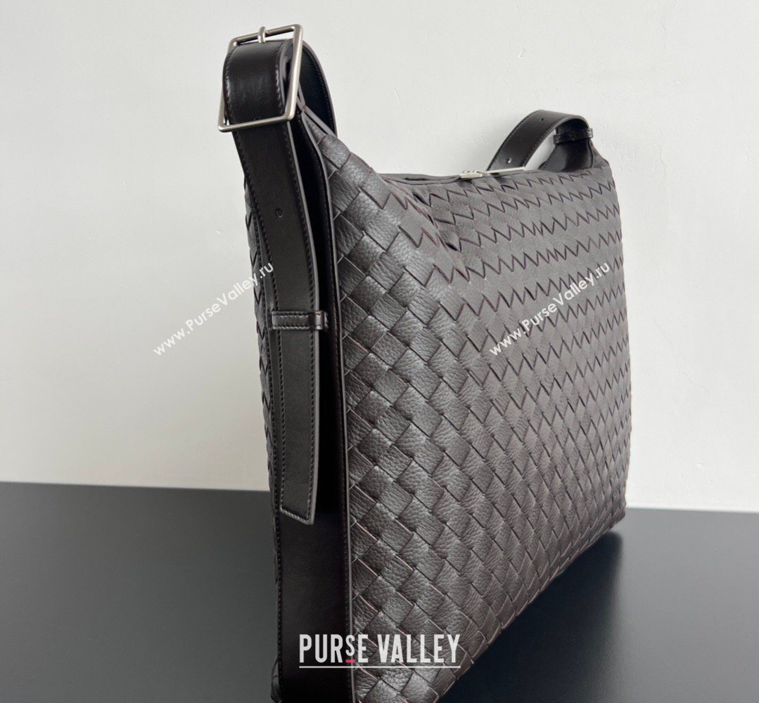 Bottega Veneta Mens Traveler Hobo Bag in Intrecciato Grained Leather Fondant Brown 2026 806974 (WT-260401059)