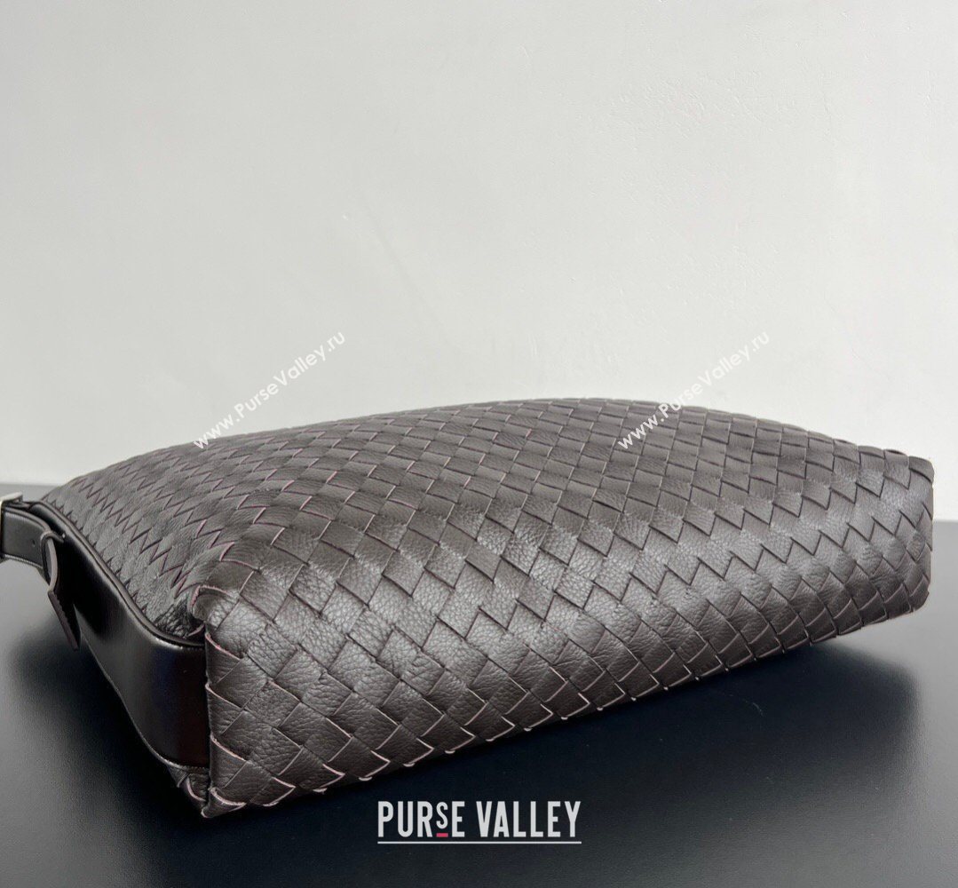 Bottega Veneta Mens Traveler Hobo Bag in Intrecciato Grained Leather Fondant Brown 2026 806974 (WT-260401059)