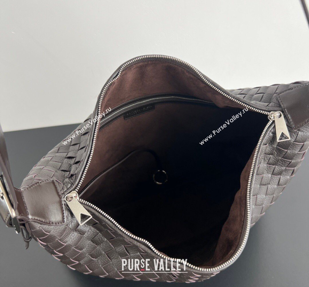 Bottega Veneta Mens Traveler Hobo Bag in Intrecciato Grained Leather Fondant Brown 2026 806974 (WT-260401059)