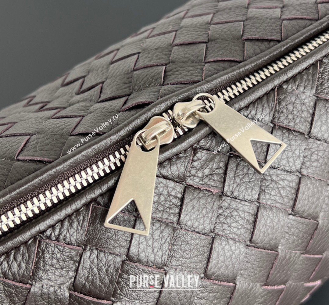 Bottega Veneta Mens Traveler Hobo Bag in Intrecciato Grained Leather Fondant Brown 2026 806974 (WT-260401059)