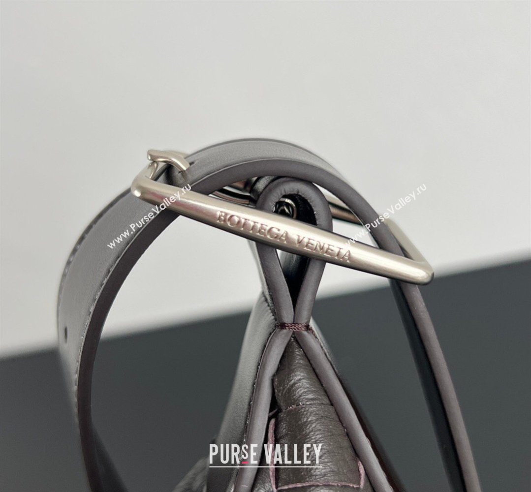 Bottega Veneta Mens Traveler Hobo Bag in Intrecciato Grained Leather Fondant Brown 2026 806974 (WT-260401059)