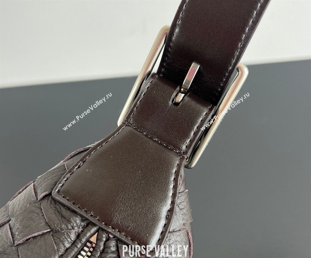 Bottega Veneta Mens Traveler Hobo Bag in Intrecciato Grained Leather Fondant Brown 2026 806974 (WT-260401059)