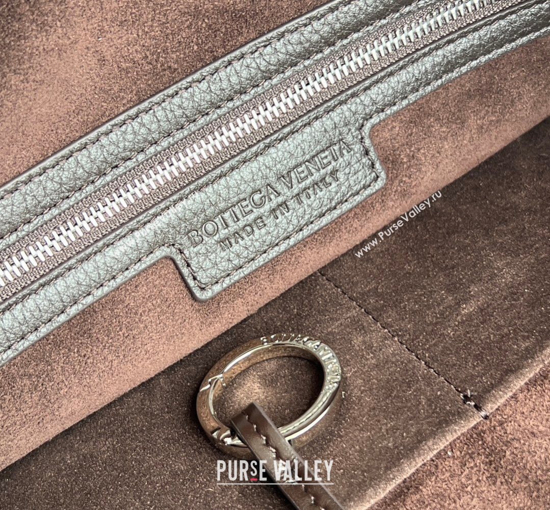 Bottega Veneta Mens Traveler Hobo Bag in Intrecciato Grained Leather Fondant Brown 2026 806974 (WT-260401059)