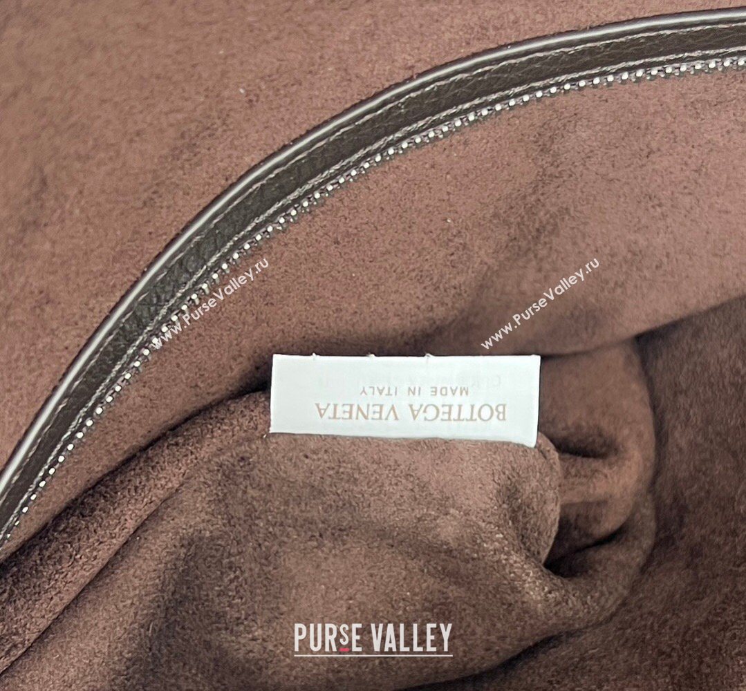 Bottega Veneta Mens Traveler Hobo Bag in Intrecciato Grained Leather Fondant Brown 2026 806974 (WT-260401059)