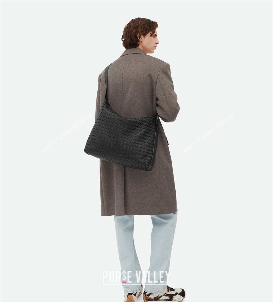 Bottega Veneta Mens Traveler Hobo Bag in Intrecciato Grained Leather Black 2026 806974 (WT-260401060)