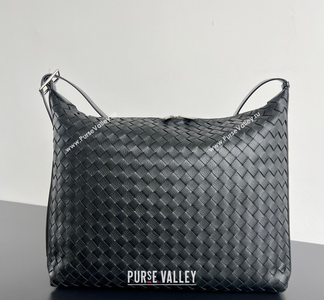 Bottega Veneta Mens Traveler Hobo Bag in Intrecciato Grained Leather Black 2026 806974 (WT-260401060)