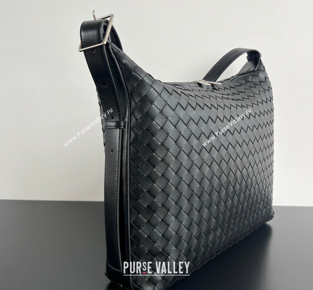 Bottega Veneta Mens Traveler Hobo Bag in Intrecciato Grained Leather Black 2026 806974 (WT-260401060)