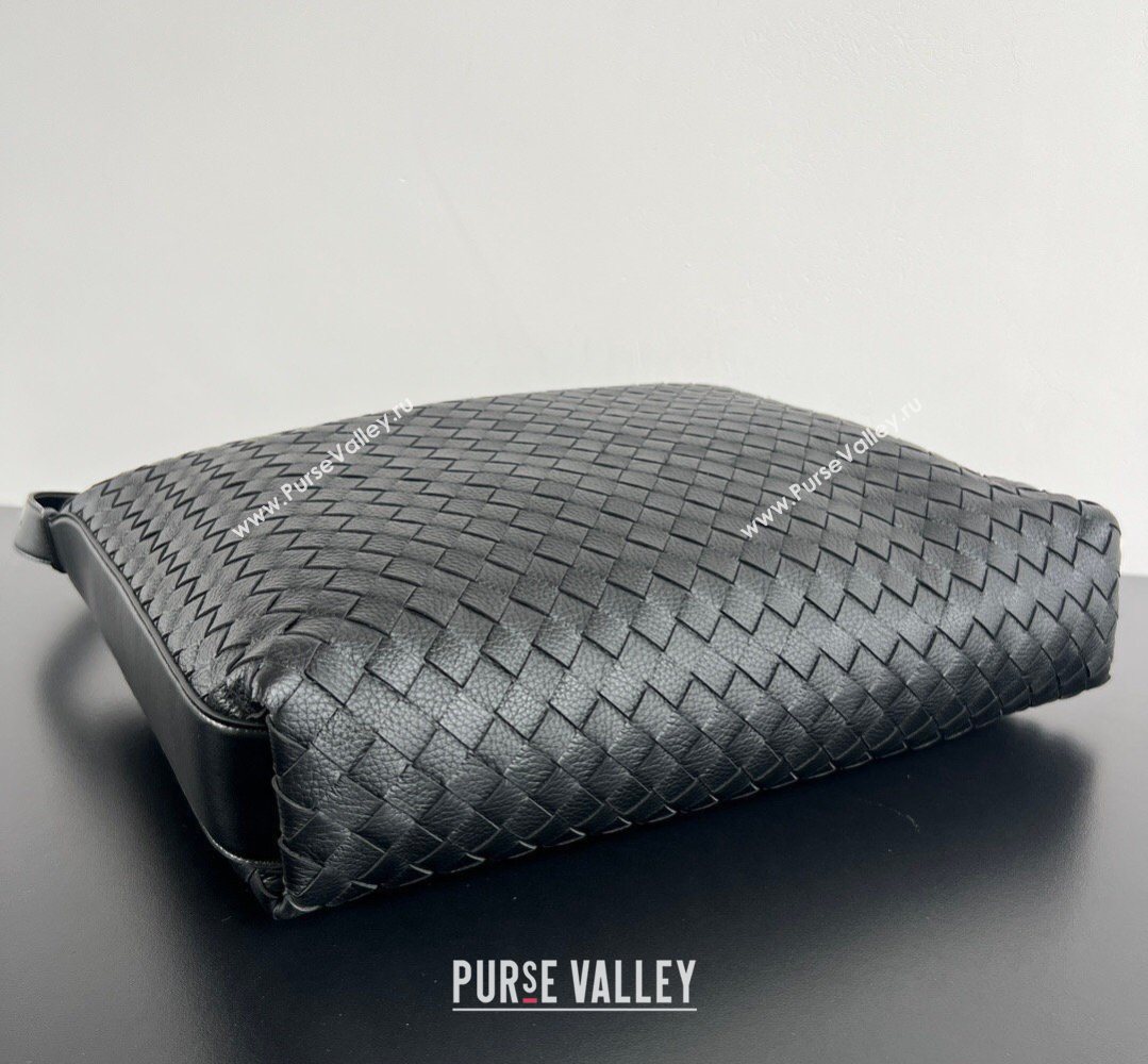 Bottega Veneta Mens Traveler Hobo Bag in Intrecciato Grained Leather Black 2026 806974 (WT-260401060)