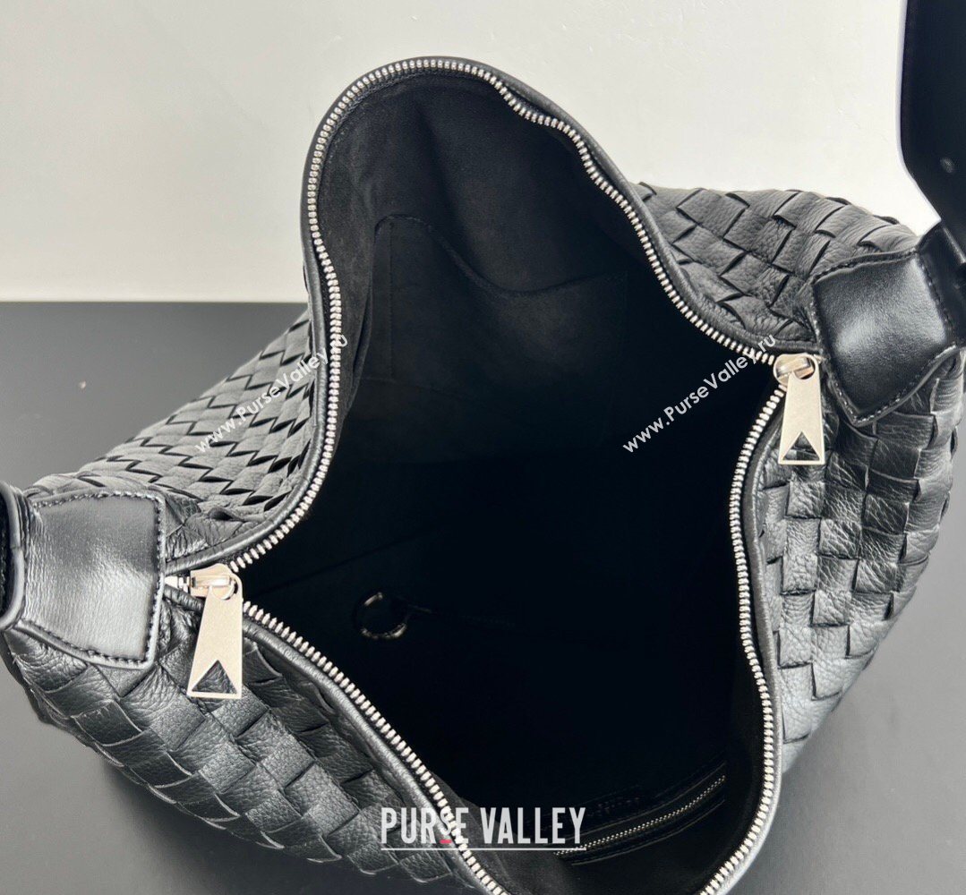 Bottega Veneta Mens Traveler Hobo Bag in Intrecciato Grained Leather Black 2026 806974 (WT-260401060)