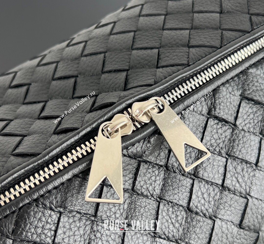 Bottega Veneta Mens Traveler Hobo Bag in Intrecciato Grained Leather Black 2026 806974 (WT-260401060)