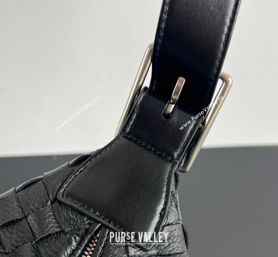 Bottega Veneta Mens Traveler Hobo Bag in Intrecciato Grained Leather Black 2026 806974 (WT-260401060)