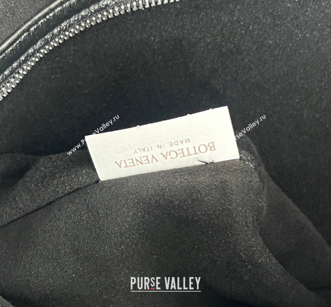 Bottega Veneta Mens Traveler Hobo Bag in Intrecciato Grained Leather Black 2026 806974 (WT-260401060)