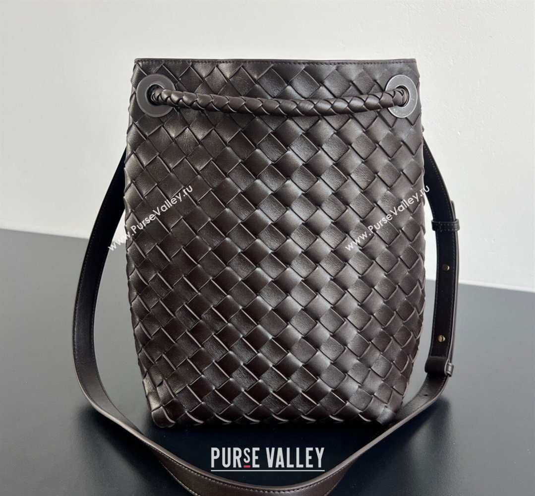 Bottega Veneta Andiamo Small Bucket Bag in Intrecciato Leather Fondant Brown 2026 855759 (WT-260401062)