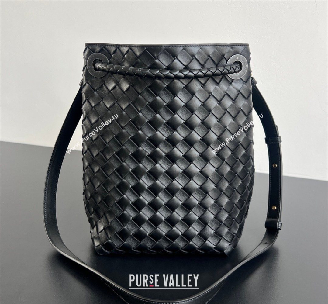 Bottega Veneta Andiamo Small Bucket Bag in Intrecciato Leather Black 2026 855759 (WT-260401063)