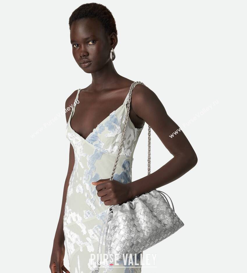 Bottega Veneta Dustbag Notte Bag in Intrecciato Lamina Satin Leather Silver 2026 839394 (WT-260401045)