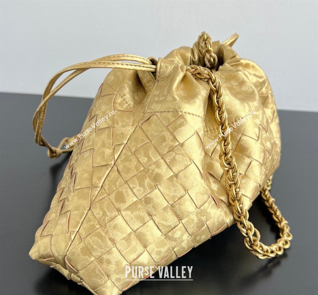 Bottega Veneta Dustbag Notte Bag in Intrecciato Lamina Satin Leather Gold 2026 839394 (WT-260401046)