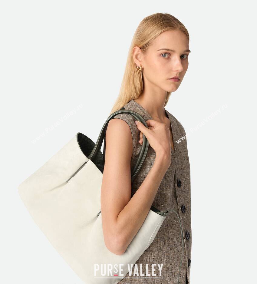 Bottega Veneta Medium Pinacoteca Tote Bag in Intrecciato Leather Pickle Green/Sea Salt 2026 817166 (WT-260401069)