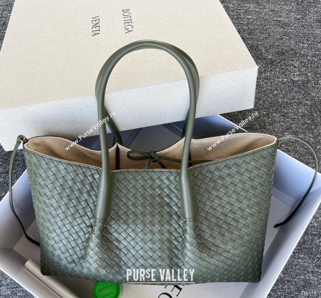 Bottega Veneta Medium Pinacoteca Tote Bag in Intrecciato Leather Pickle Green/Sea Salt 2026 817166 (WT-260401069)