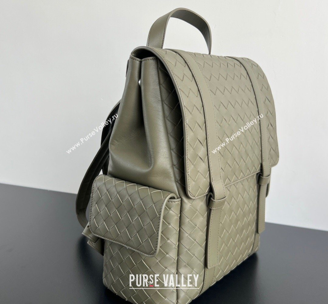 Bottega Veneta Mens Back To School Backpack Bag in Intrecciato Leather Cypress Green 2026 805971 (WT-260401077)