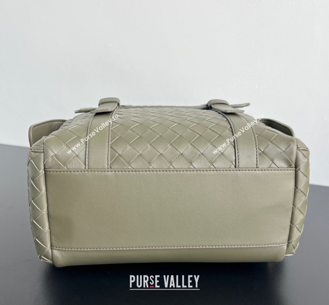 Bottega Veneta Mens Back To School Backpack Bag in Intrecciato Leather Cypress Green 2026 805971 (WT-260401077)