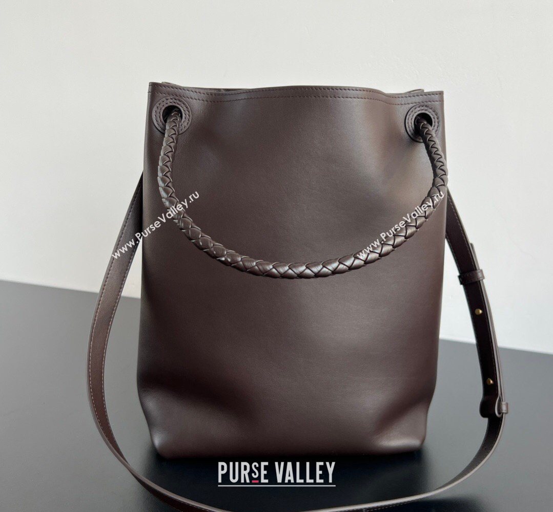 Bottega Veneta Andiamo Bucket Bag in Silky Leather Fondant Brown 2026 844169 (WT-260401064)