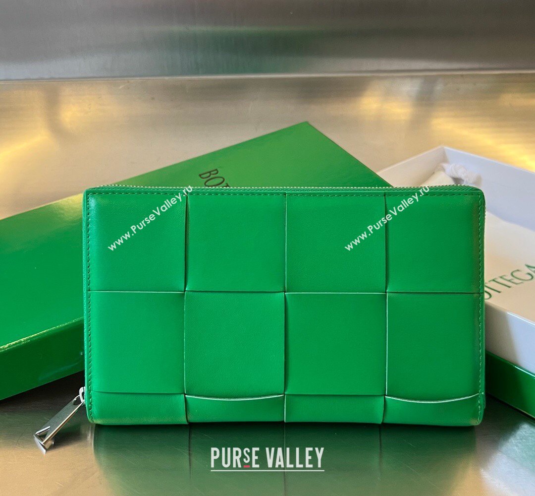 Bottega Veneta Mens Cassette Zip Around Wallet in Intreccio Leather 814649 Parakeet Green 2026 (YX-260402059)