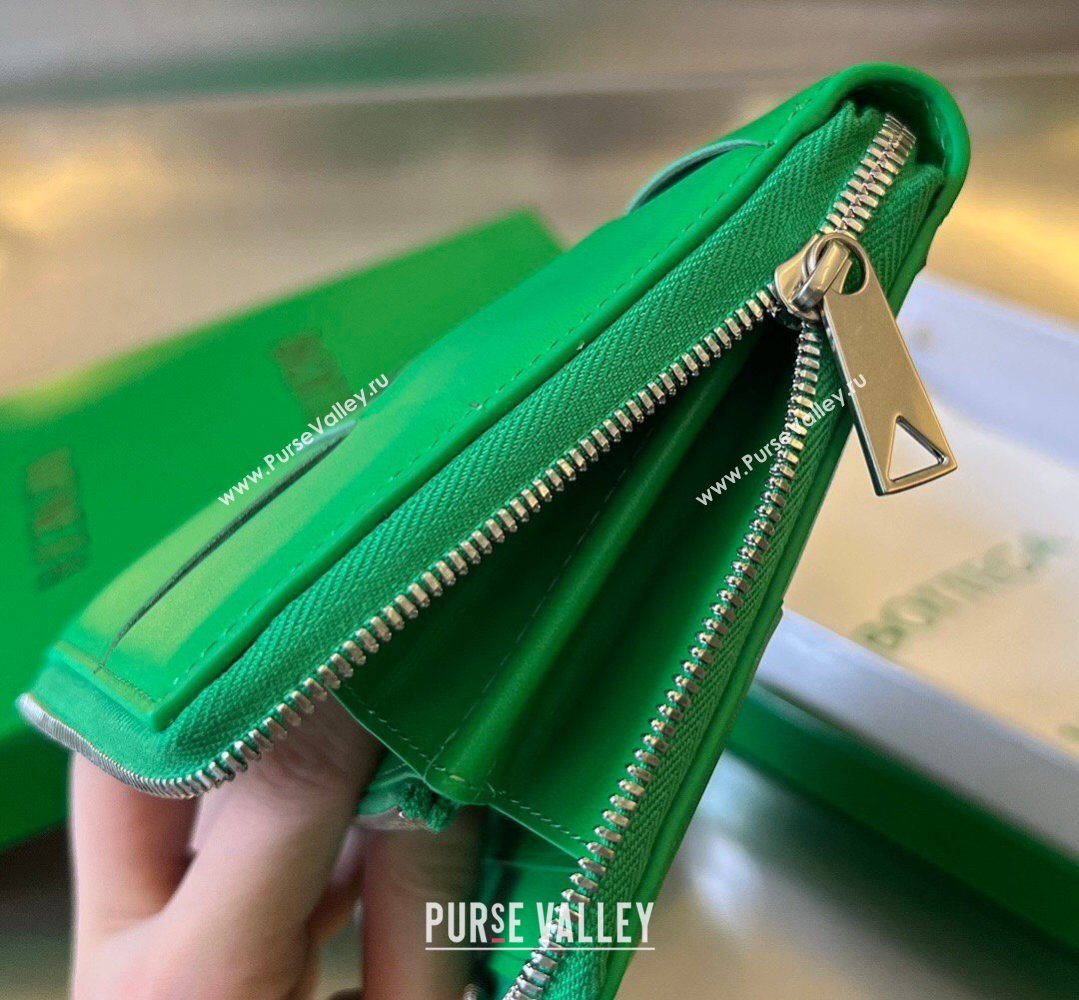 Bottega Veneta Mens Cassette Zip Around Wallet in Intreccio Leather 814649 Parakeet Green 2026 (YX-260402059)